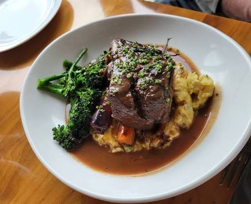 Lumen signature dishes Wagyu Short Rib
Steak Frites
Crispy Thai Salmon